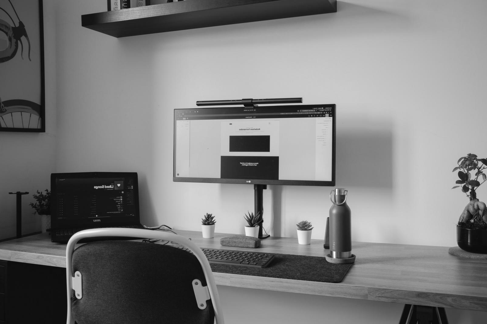 Mesa de trabajo con análisis de portfolio y estrategias de inversión